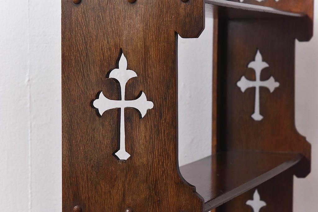 アンティーク家具　イギリスアンティーク　十字架の透かし彫りが美しいウォールラック(壁掛け飾り棚)