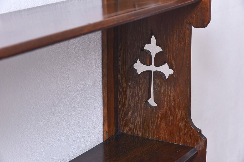 アンティーク家具　イギリスアンティーク　十字架の透かし彫りが美しいウォールラック(壁掛け飾り棚)