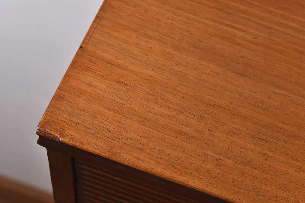 ヴィンテージ家具　北欧ビンテージ　チーク材　スタイリッシュなデザインのチェスト(引き出し・サイドチェスト)