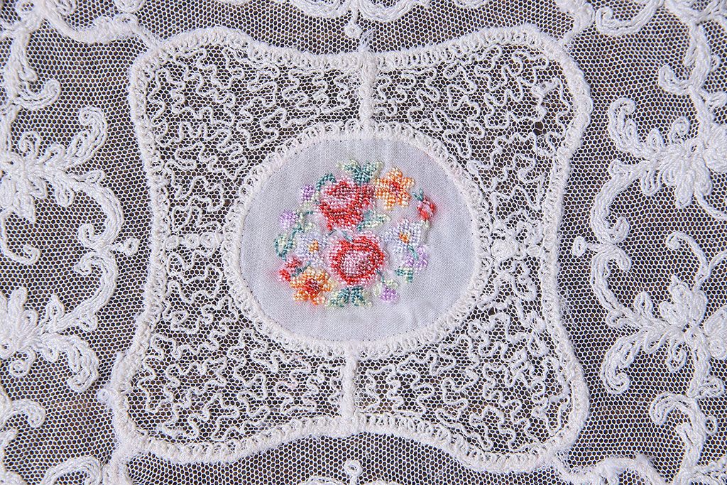 アンティーク雑貨　イギリスビンテージ　カラフルな花のプチポワン刺繍が愛らしいドイリー(レース、クロス)(3)