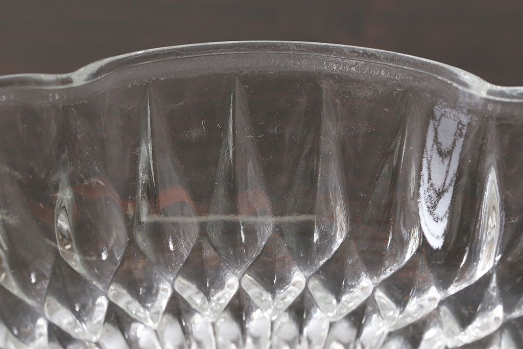 アンティーク雑貨　イギリス製　仕切り付きのデザインが魅力のキャンディプレート(小皿、プレスガラス)