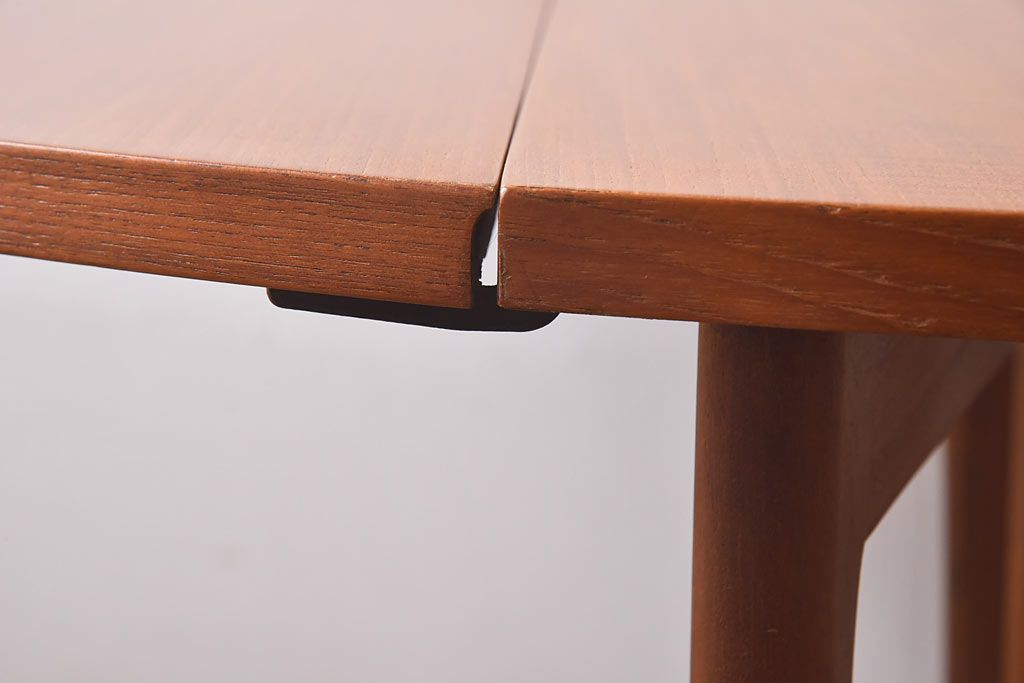 ヴィンテージ家具　G-plan(ジープラン)　北欧ビンテージ　チーク材　珍しいデザインのドロップリーフテーブル(ダイニングテーブル)