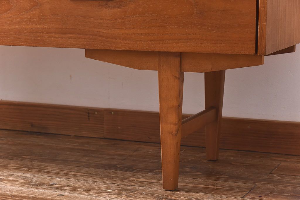 ヴィンテージ家具　北欧ビンテージ　チーク材　スリムな脚がおしゃれなサイドチェスト(引き出し、サイドボード)