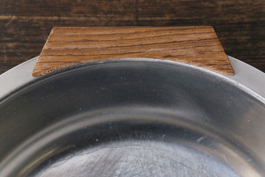 北欧ビンテージ　デンマーク製　木の取っ手が魅力のステンレストレー(お皿、お盆)