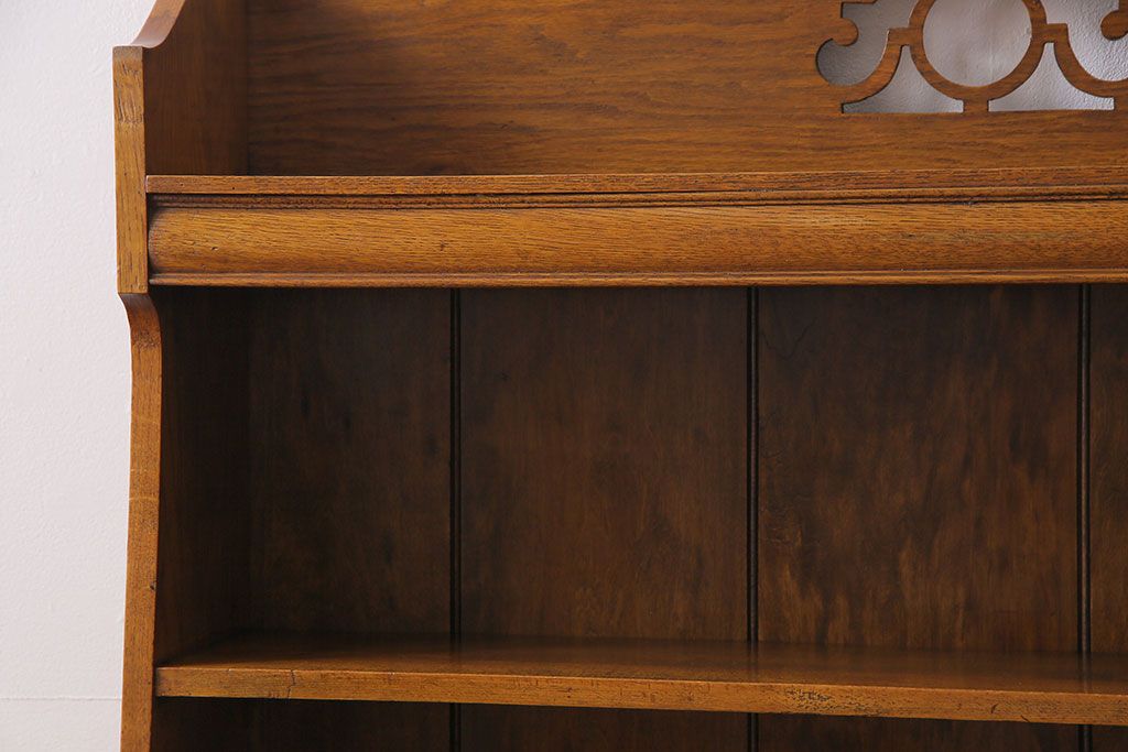 アンティーク家具　イギリスアンティーク　オーク材　シンプルながらも上品な佇まいの本棚(飾り棚、収納棚)
