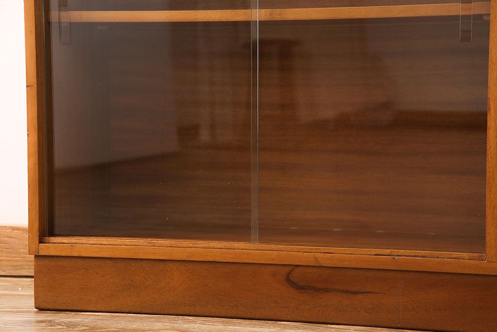北欧家具　ガラス戸の付いたシンプルなキャビネット(飾り棚、食器棚、本箱)