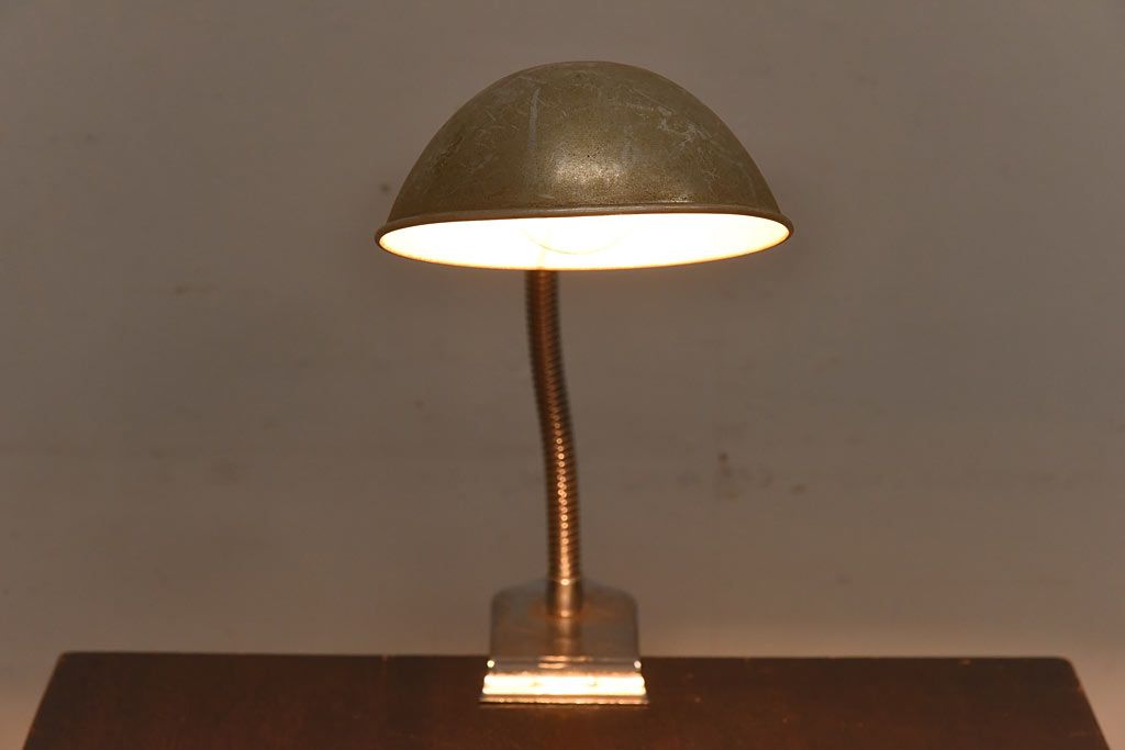 アンティーク雑貨　昭和レトロ　シャビーな質感のアルミ製クリップ式デスクスタンド(卓上ライト、照明)