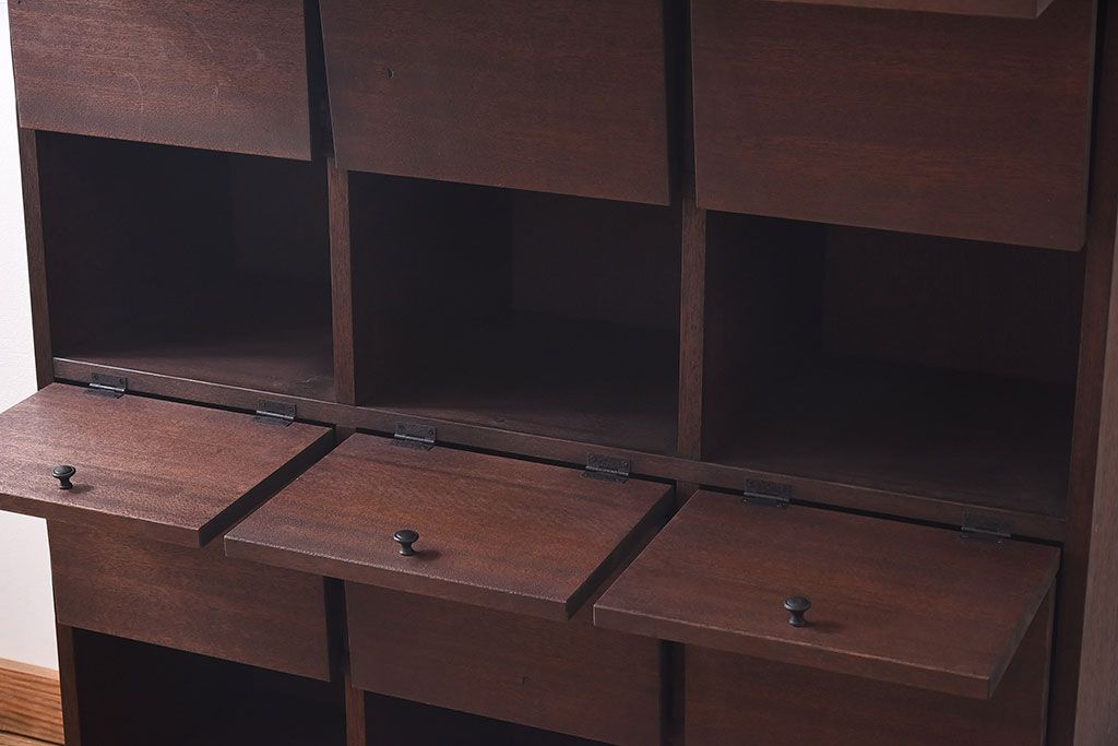 ラフジュ工房オリジナル　古材使用　4×3マス　丸い取っ手が愛らしいパタパタ扉付き収納棚(キャビネット、下駄箱、ロッカー)
