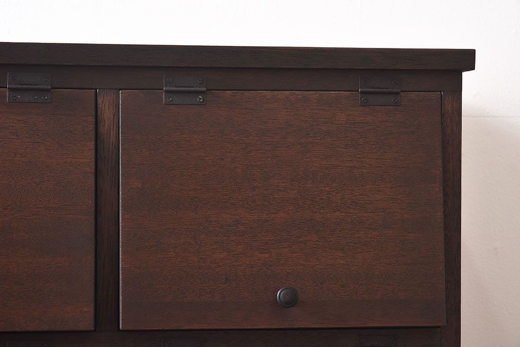 ラフジュ工房オリジナル　古材使用　4×3マス　丸い取っ手が愛らしいパタパタ扉付き収納棚(キャビネット、下駄箱、ロッカー)