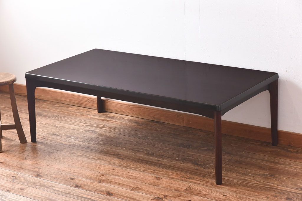 シンプルなデザインのセンターテーブル　ローテーブル