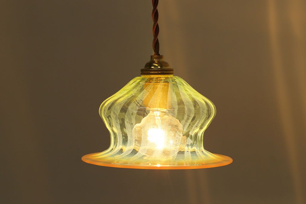 温かな雰囲気漂うハット型のウランガラス製シェード(天井照明、電笠)