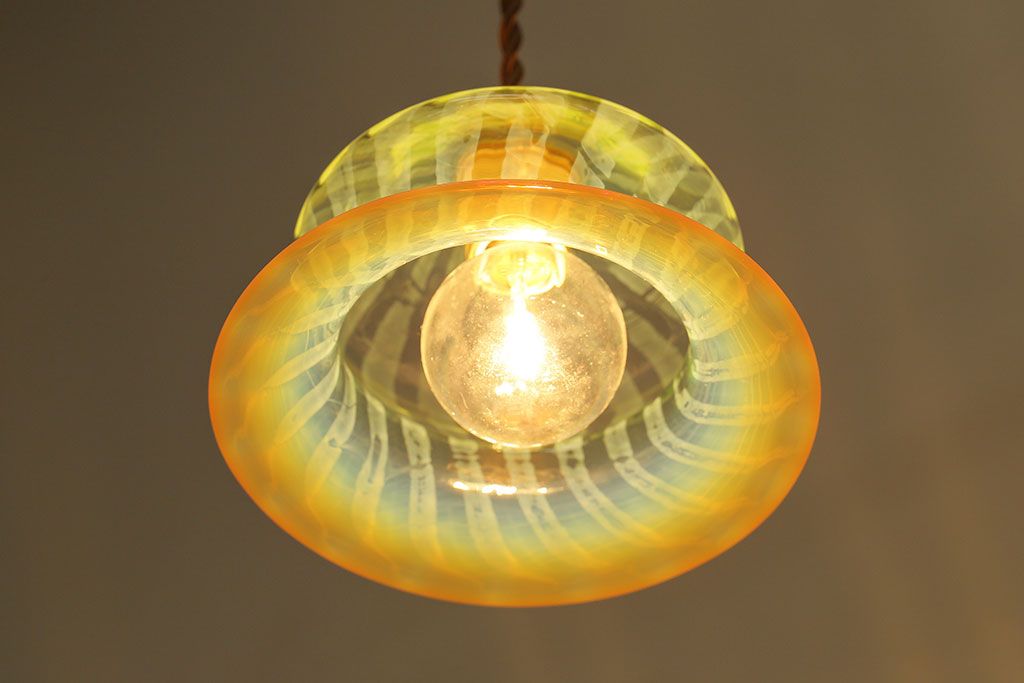 温かな雰囲気漂うハット型のウランガラス製シェード(天井照明、電笠)