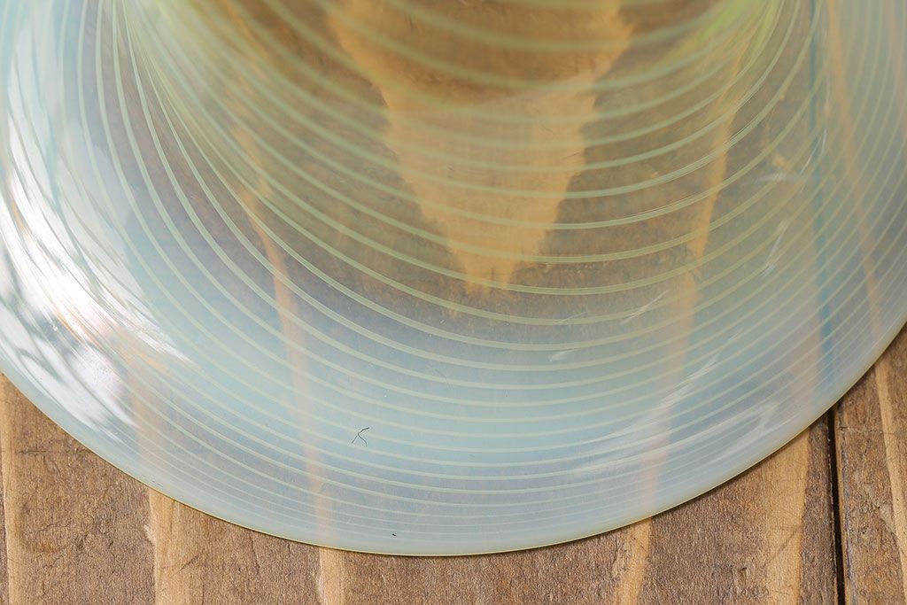 浮かび上がる模様がおしゃれなウランガラス製シェード(天井照明、電笠)