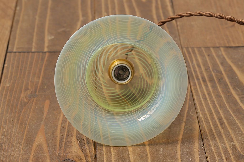 浮かび上がる模様がおしゃれなウランガラス製シェード(天井照明、電笠)