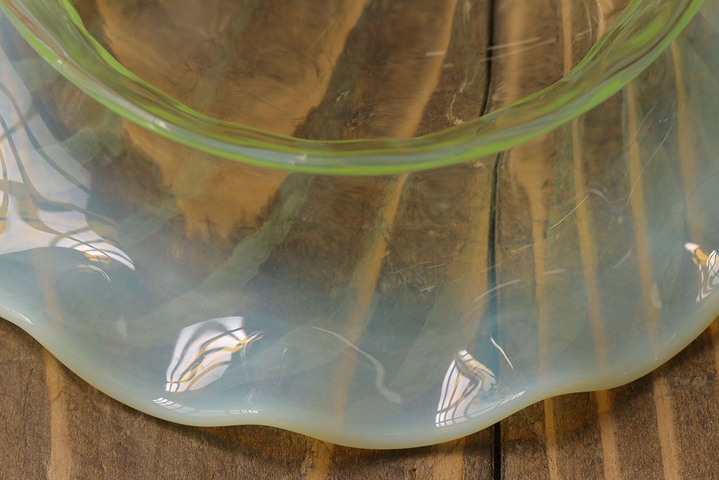 ストライプが浮かび上がるおしゃれなウランガラス製フリルシェード(天井照明、ペンダントライト)