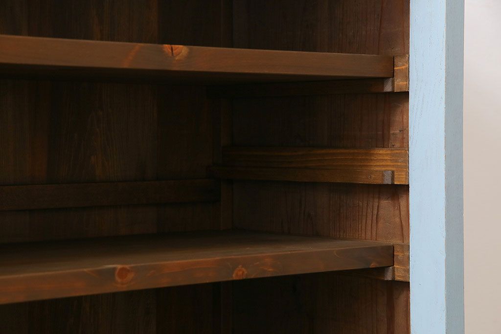ペイント家具　ナチュラルな空間づくりにおすすめな脚付きキャビネット(飾り棚、食器棚)