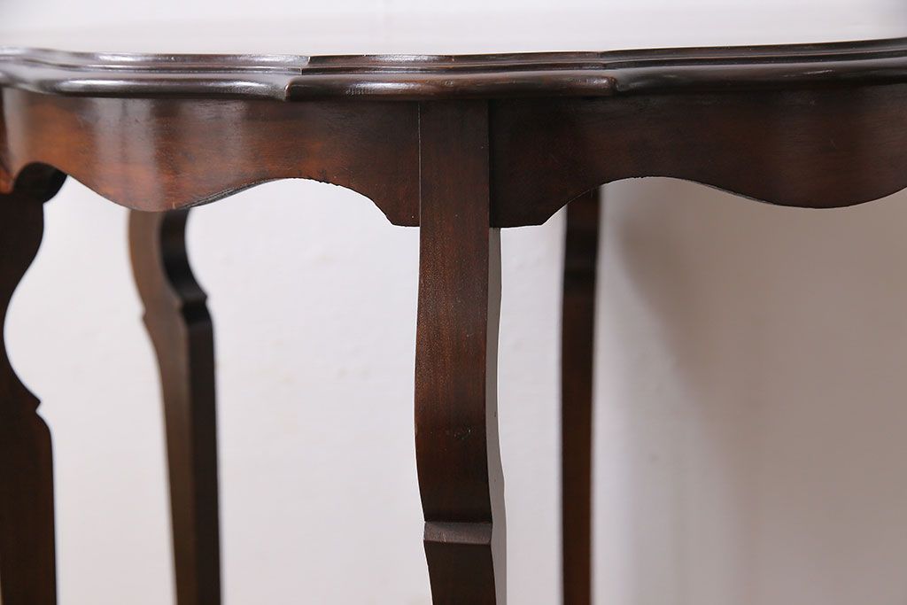 アンティーク家具　イギリスアンティーク　ウォールナット材　クラシカルな雰囲気漂うサイドテーブル(オケージョナルテーブル)
