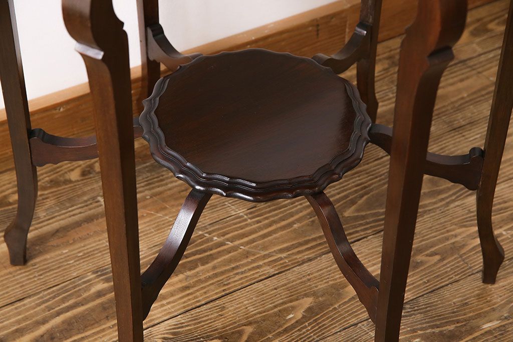 アンティーク家具　イギリスアンティーク　ウォールナット材　クラシカルな雰囲気漂うサイドテーブル(オケージョナルテーブル)