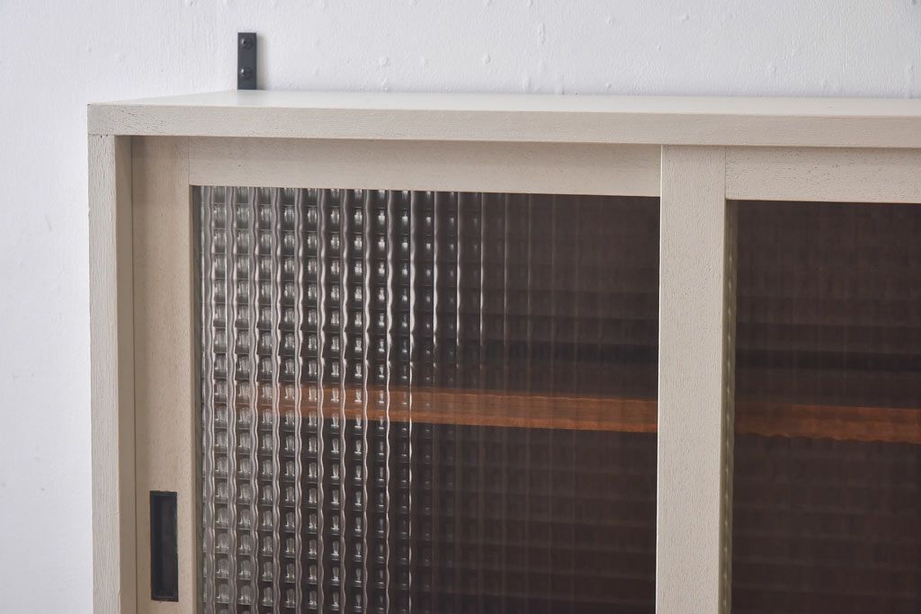 ラフジュ工房オリジナル　チェッカーガラス入り　ホワイトペイントのウォールシェルフ(壁付け戸棚、収納棚)