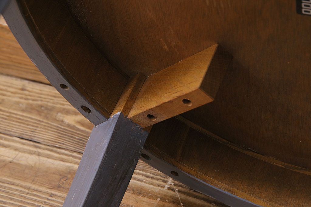 アンティーク雑貨　ペイント家具　天童木工　シンプルなラウンド型サイドテーブル(センターテーブル、コーヒーテーブル、花台)(3)