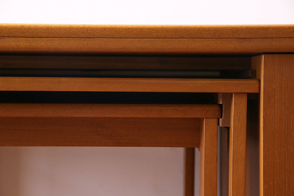 ヴィンテージ家具　北欧ビンテージ　チーク材　レア品!天板拡張式のネストテーブル(エクステンションテーブル、センターテーブル、サイドテーブル)