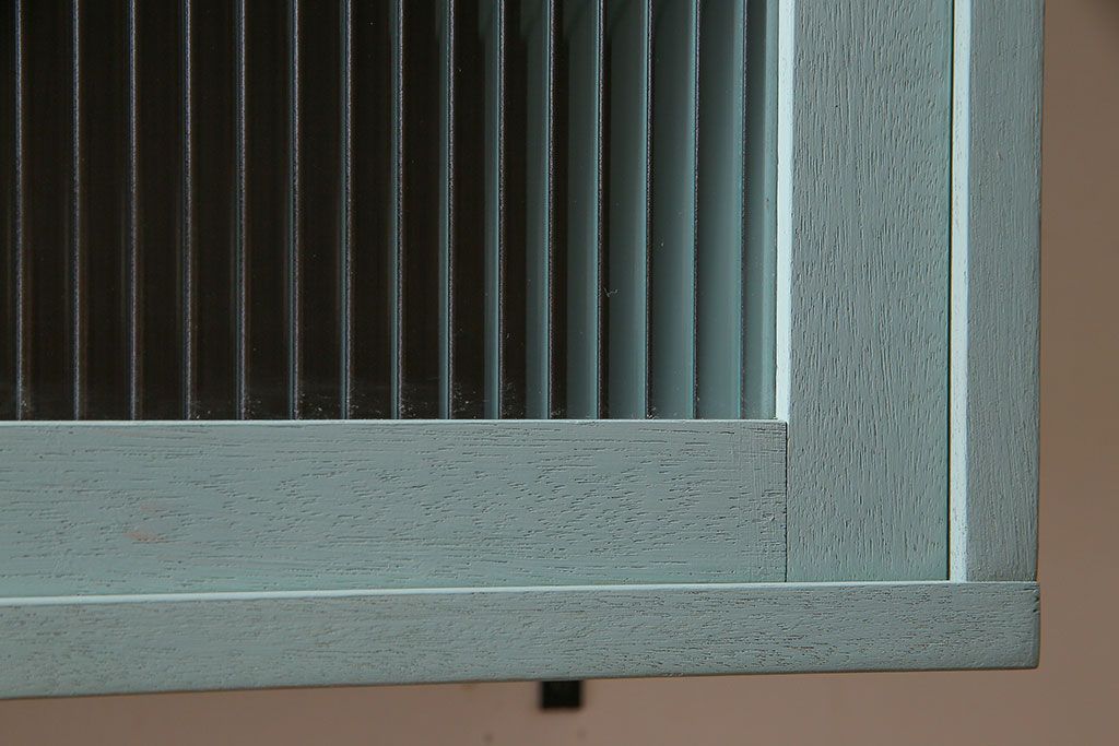 ラフジュ工房オリジナル　モールガラス入り　淡いグリーンペイントのウォールシェルフ(ウォールキャビネット、壁掛け収納棚、戸棚)