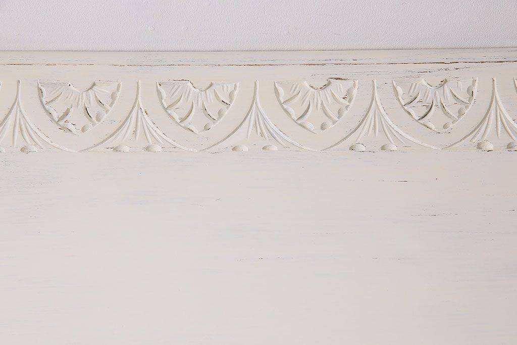 アンティーク家具　イギリスアンティーク　素朴な彫りが愛らしいアイボリーペイントのサイドテーブル(テーブル、コーヒーテーブル、花台)