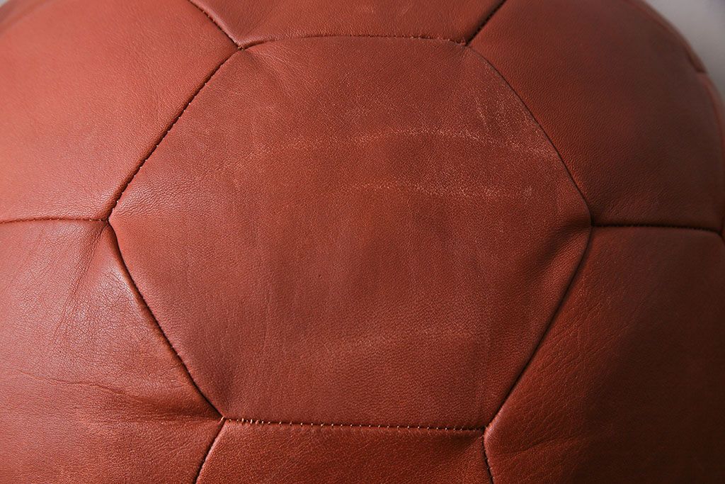 アンティーク雑貨　ビンテージ　de Sede(デセデ)　サッカーボール型　本革製クッション・レッドブラウン(ボールクッション)