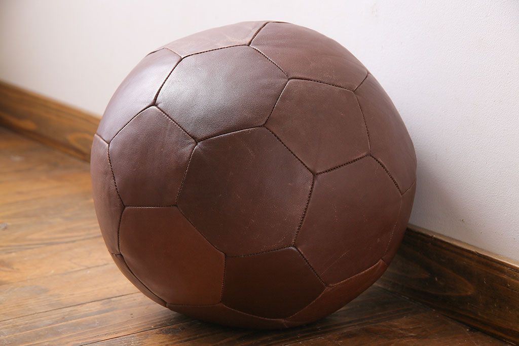 アンティーク雑貨　ビンテージ　de Sede(デセデ)　サッカーボール型　本革製クッション・ダークブラウン(ボールクッション)