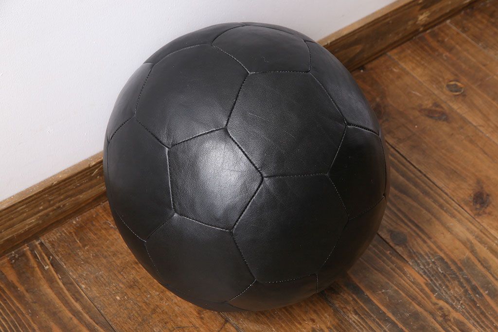 アンティーク雑貨　ビンテージ　de Sede(デセデ)　サッカーボール型　本革製クッション・ブラック(ボールクッション)(1)