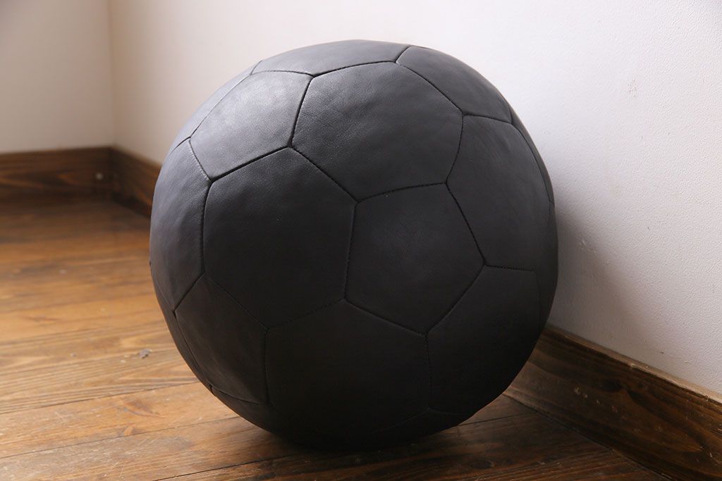 アンティーク雑貨　ビンテージ　de Sede(デセデ)　サッカーボール型　本革製クッション・ブラック(ボールクッション)(3)