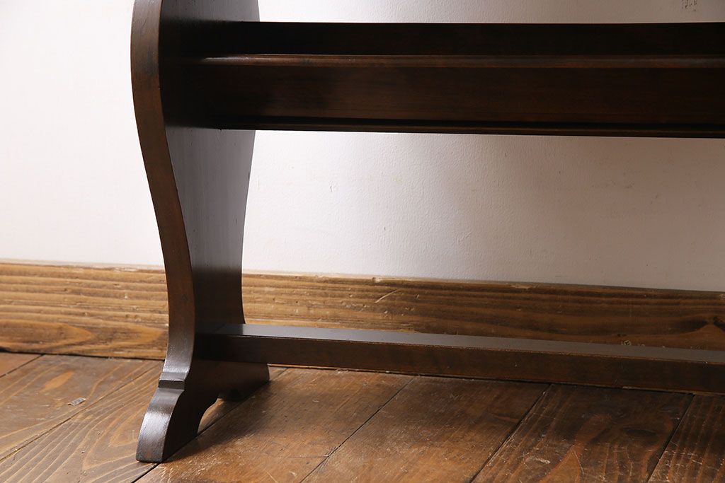アンティーク家具　なめらかな質感とシックなデザインが魅力的なサイドテーブル(カフェテーブル、花台)