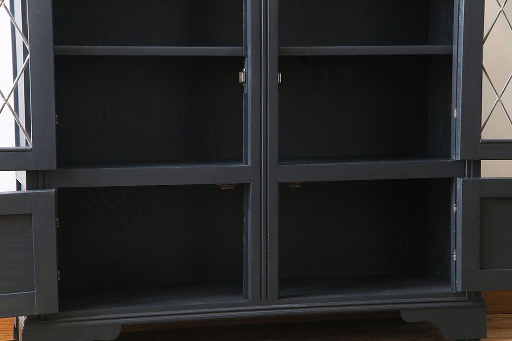 【O様ご成約済】ペイント家具　細かな装飾が上品さを醸し出すステンドグラスブックケース(本箱、収納棚、キャビネット)