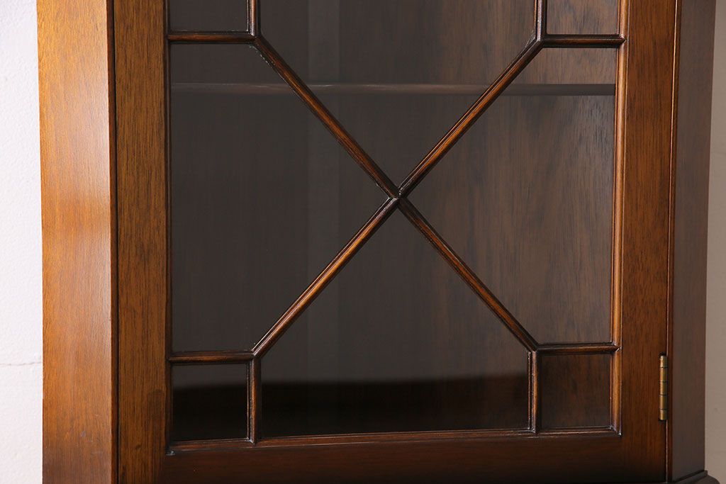 ヴィンテージ家具　イギリスビンテージ　ウォールナット材の濃淡が味わい深いコーナーキャビネット(飾り棚、収納棚)