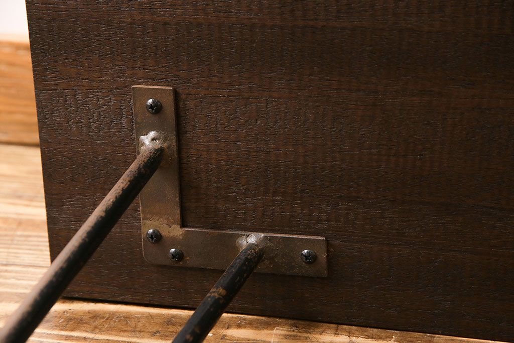 アンティーク雑貨　リメイク　U字の脚が特徴的な古材を使った鉄脚テーブル(サイドテーブル、飾り台)