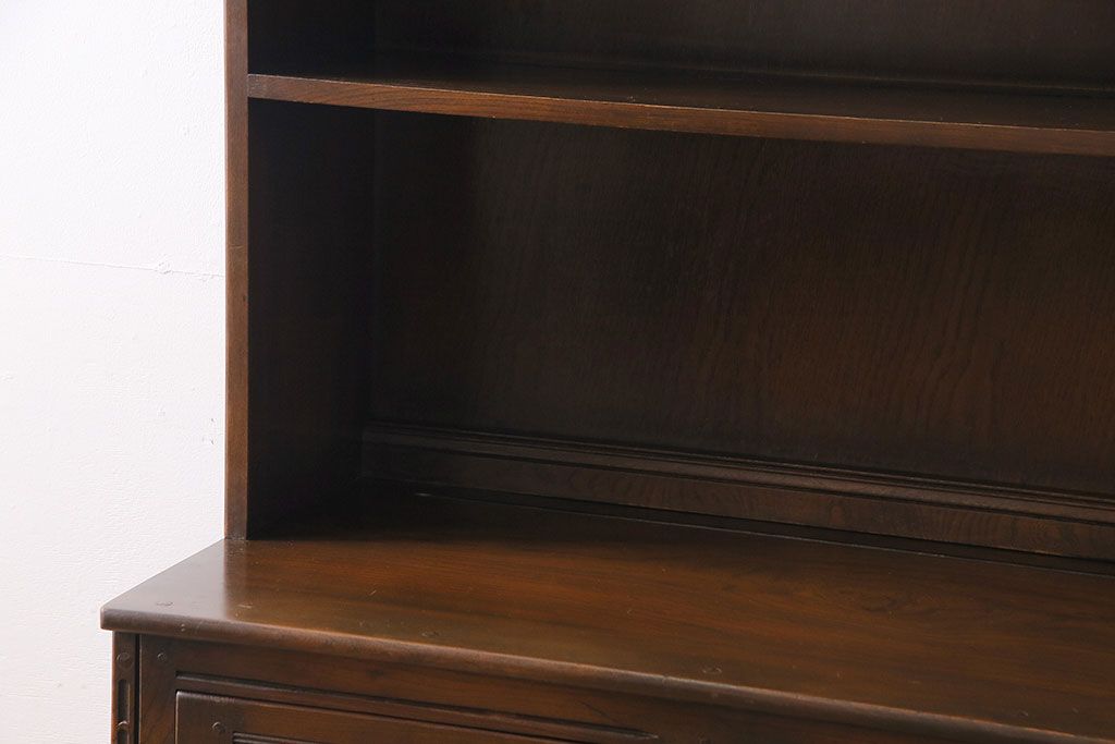 ヴィンテージ家具　ERCOL(アーコール)　イギリスビンテージ　Old Colonial(オールドコロニアル)　ニレ材　気品と風格が漂うオープンブックケース(本棚、ブックシェルフ、食器棚)