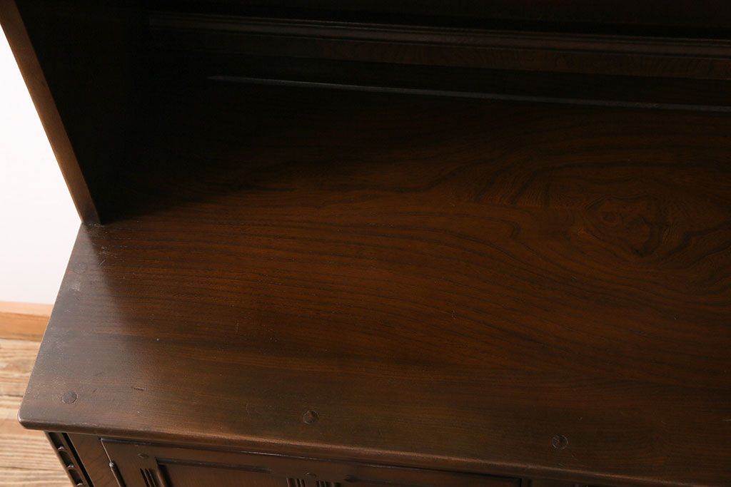 ヴィンテージ家具　ERCOL(アーコール)　イギリスビンテージ　Old Colonial(オールドコロニアル)　ニレ材　気品と風格が漂うオープンブックケース(本棚、ブックシェルフ、食器棚)