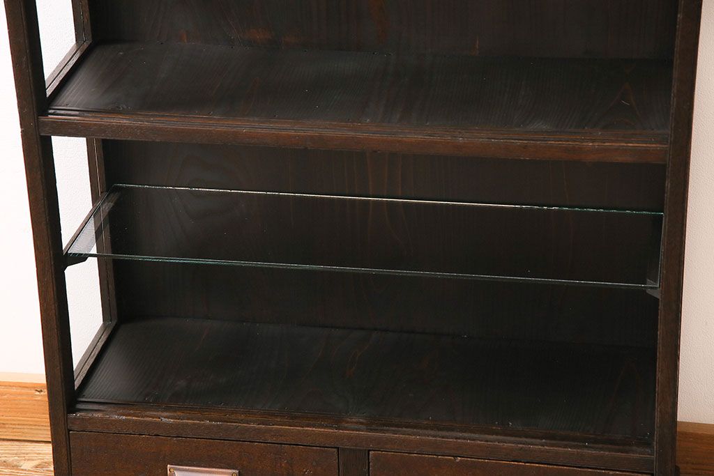 アンティーク家具　大正ロマン　栗材の渋い色合いが魅力的な薄型ガラスケース(飾り棚、ディスプレイラック、収納棚)