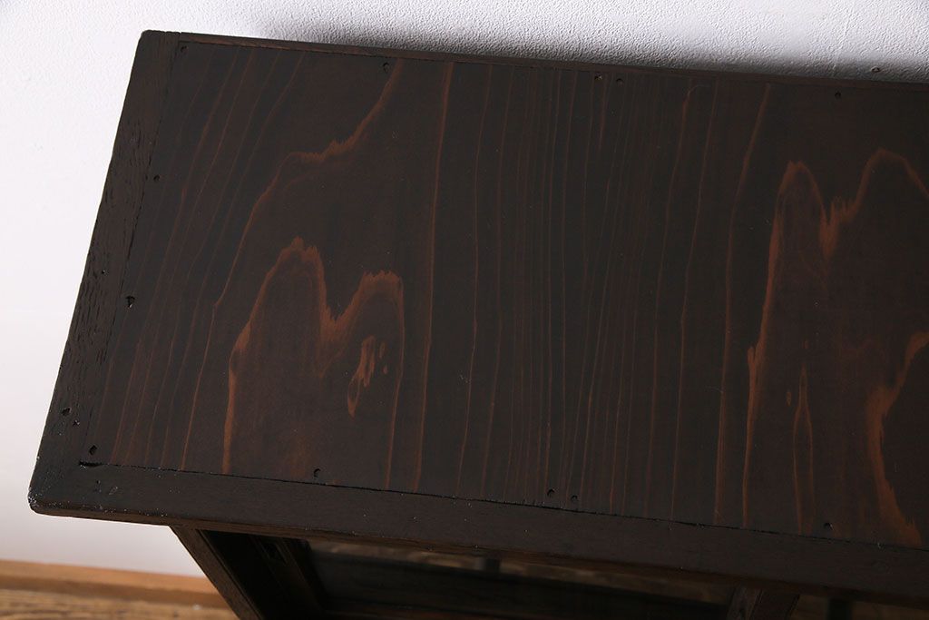 アンティーク家具　大正ロマン　栗材の渋い色合いが魅力的な薄型ガラスケース(飾り棚、ディスプレイラック、収納棚)
