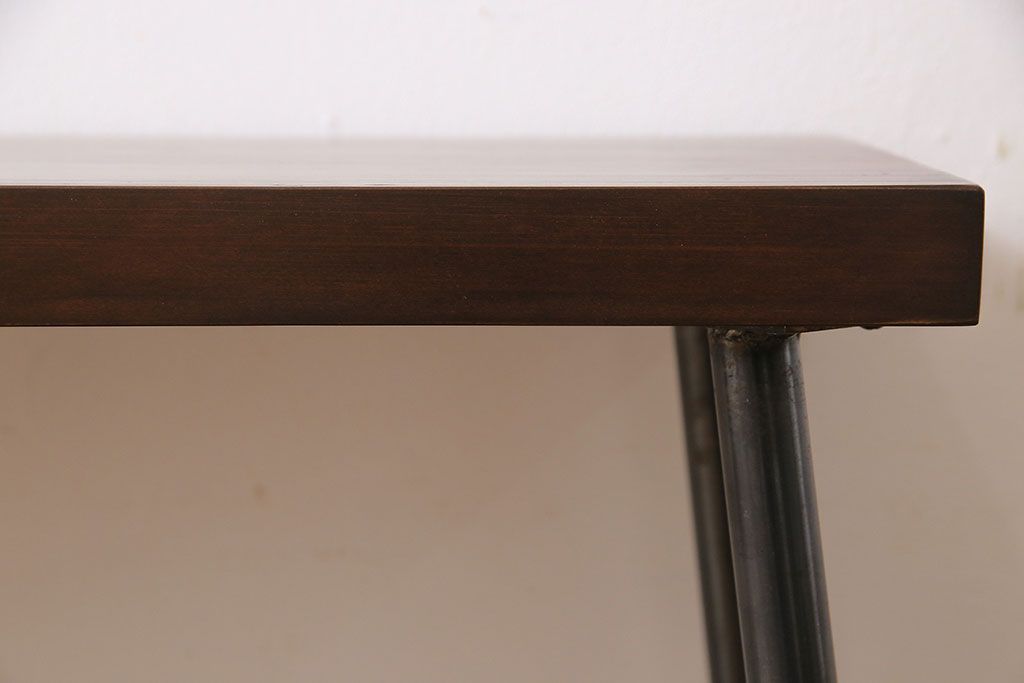 アンティーク家具　昭和中期　ヒノキ材一枚板使用　シンプルなデザインが使いやすい鉄脚ベンチ(板座チェア、椅子)