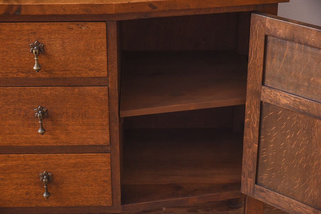 アンティーク家具　イギリスアンティーク　オーク・メープル材　クラシカルな佇まいのキャビネット(収納棚、戸棚)