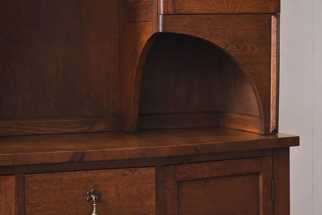 アンティーク家具　イギリスアンティーク　オーク・メープル材　クラシカルな佇まいのキャビネット(収納棚、戸棚)