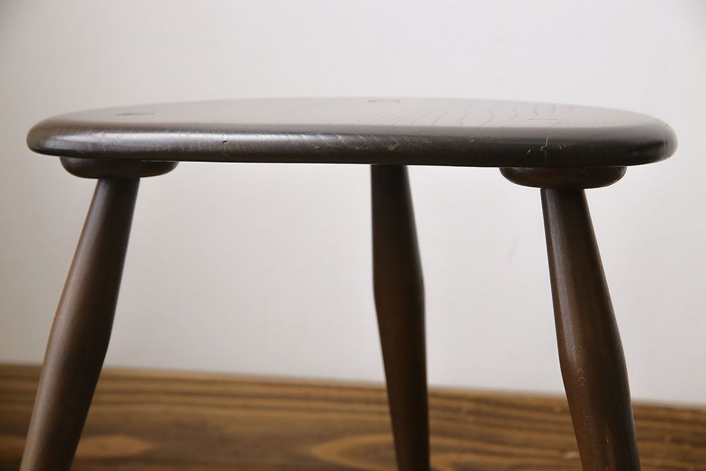 アンティーク雑貨　イギリス ERCOL(アーコール)　丸いシルエットが愛らしいネストテーブル(カフェテーブル、サイドテーブル)
