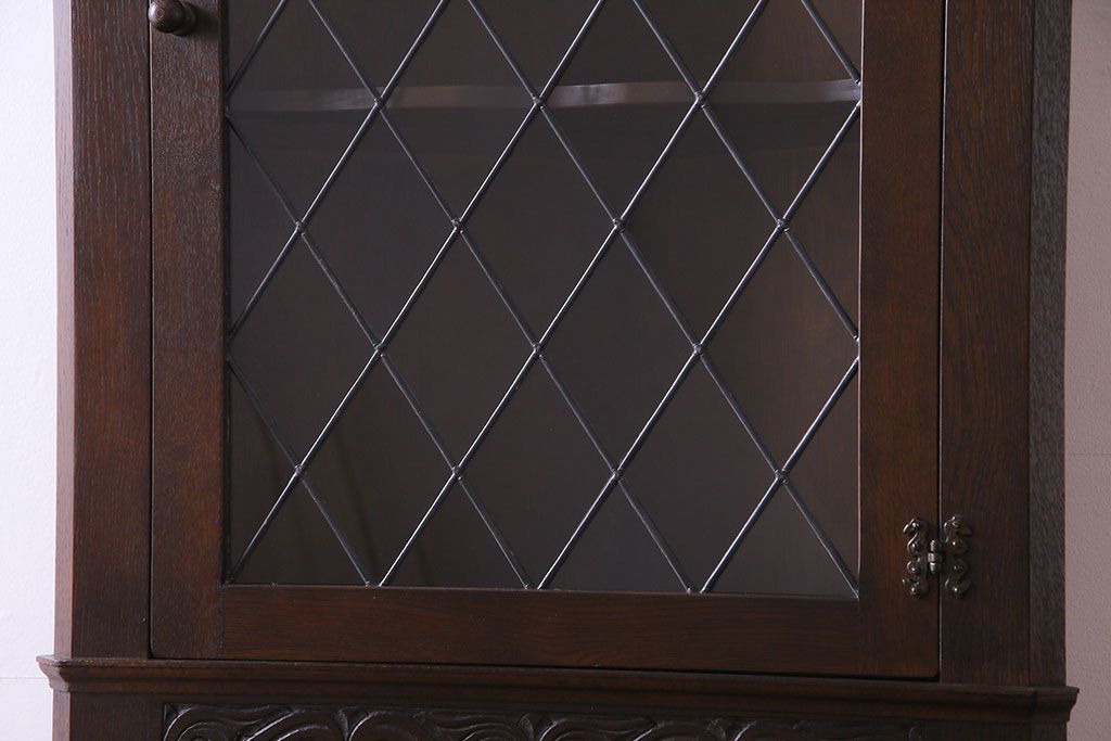 ビンテージ家具　イギリスヴィンテージ　オーク材　ステンドグラスと上品な彫刻がおしゃれなコーナーキャビネット(飾り棚、収納棚)