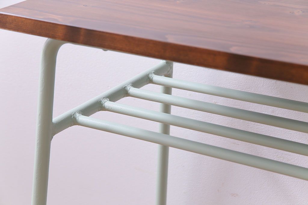 アンティーク家具　ヒノキ無垢材　淡いカラーのペイント鉄脚テーブル(作業台、カウンターテーブル)(2)