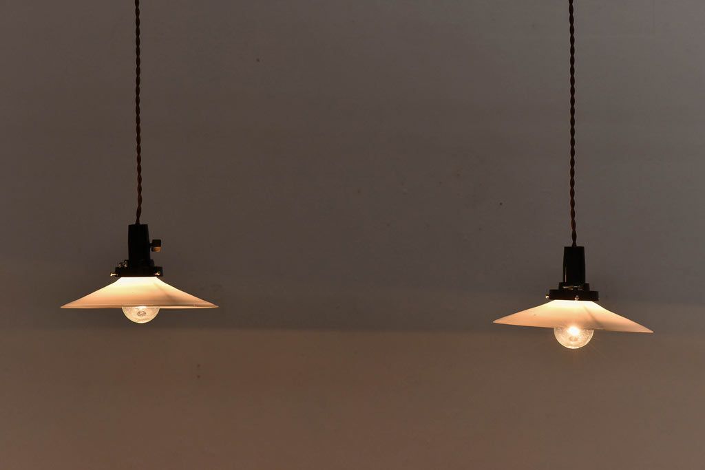 平笠シェードがレトロな雰囲気を醸すペンダントライト(天井照明、吊り下げ照明)2個セット(1)