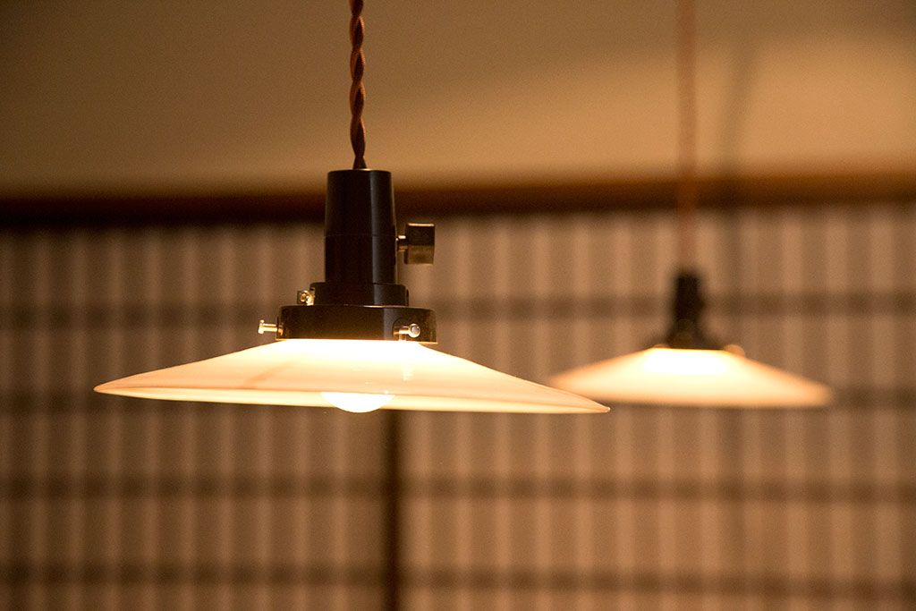平笠シェードがレトロな雰囲気を醸すペンダントライト(天井照明、吊り下げ照明)2個セット(2) ラフジュ工房