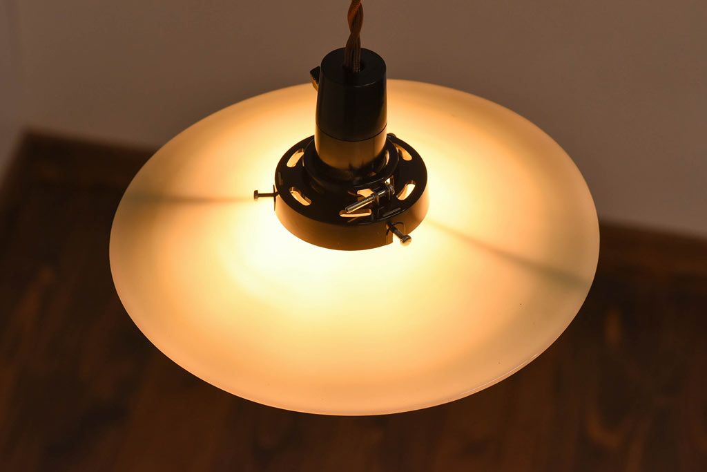 昭和レトロ　柔らかな光を作り出す平笠シェードのペンダントライト(天井照明、吊り下げ照明、電笠)