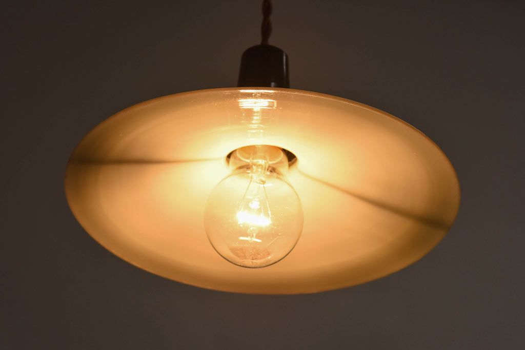 昭和レトロ　柔らかな光を作り出す平笠シェードのペンダントライト(天井照明、吊り下げ照明、電笠)