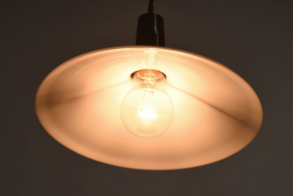 昭和レトロ　柔らかな光を作り出す平笠シェードのペンダントライト(天井照明、吊り下げ照明、電笠)(1)